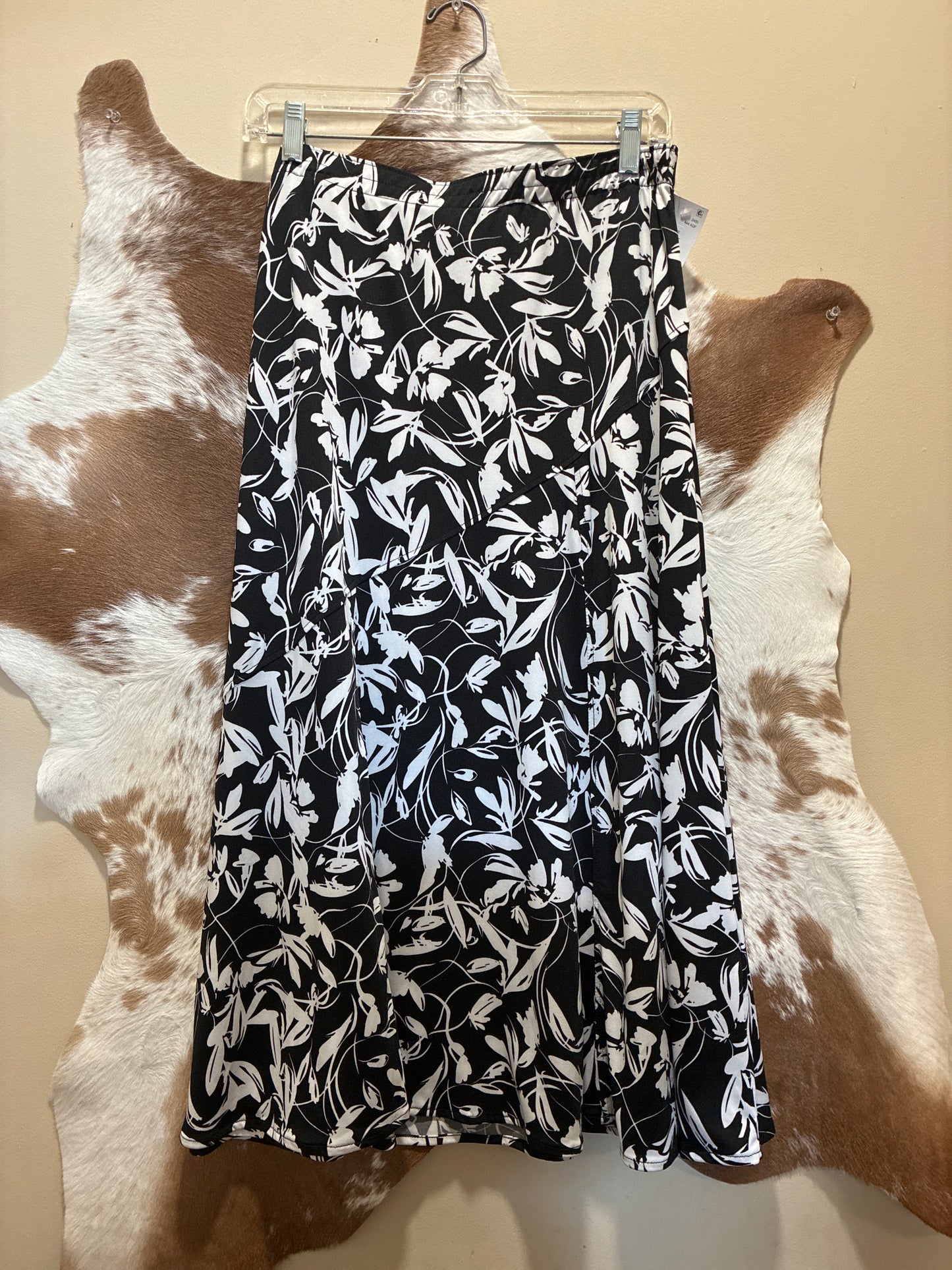 2450 Southern Lady Women's Black & White Skirt