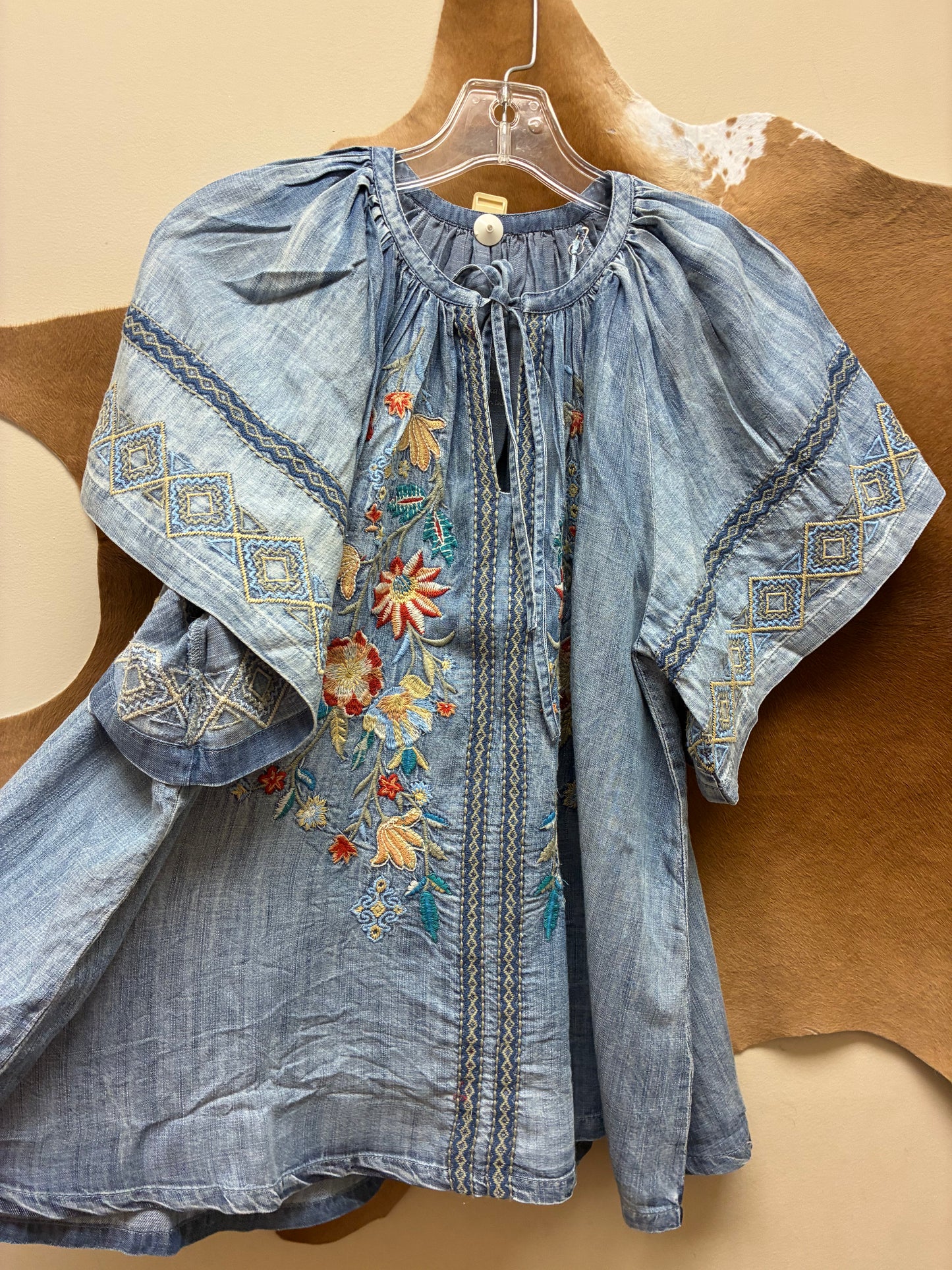 KYVK329 Caite & Kyla Seo Betty Blouse Ivory with Embroidery