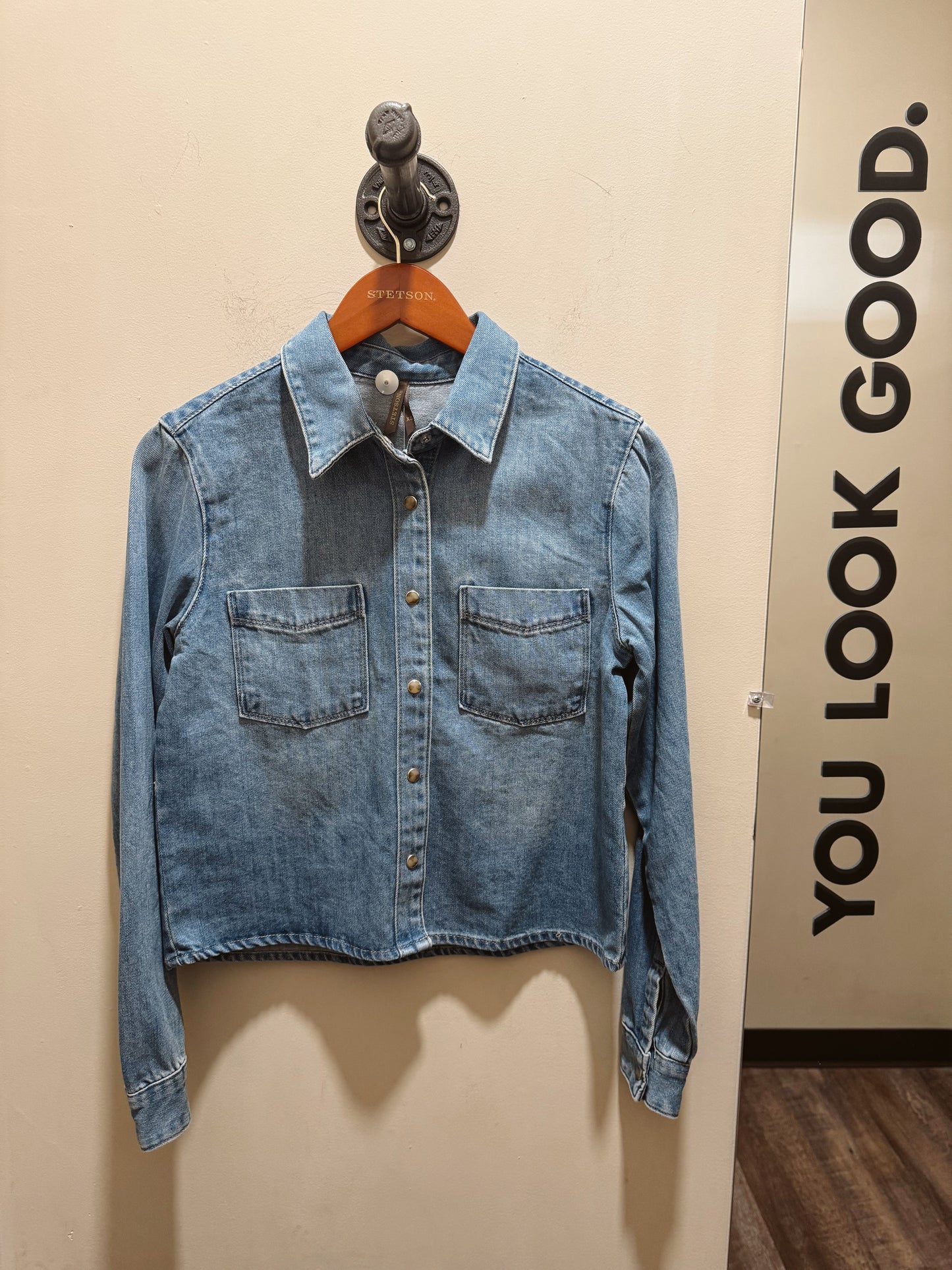 Embroid .denim crop shirt