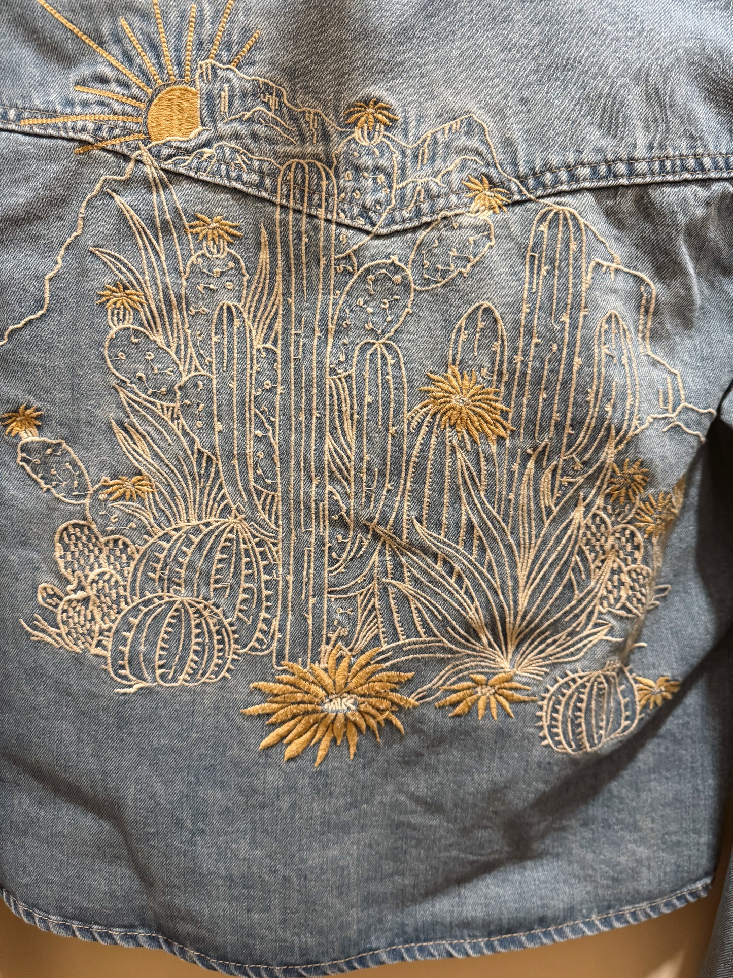 Embroid .denim crop shirt