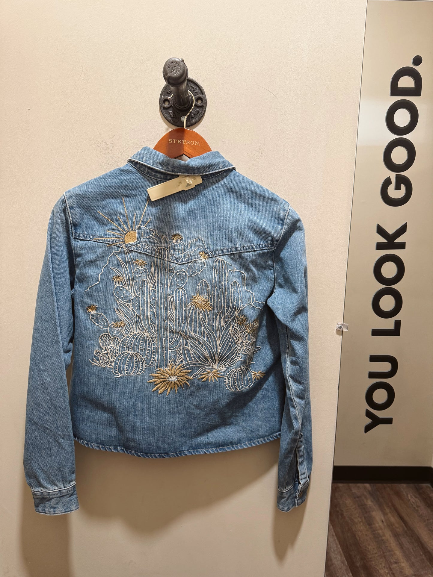 Embroid .denim crop shirt