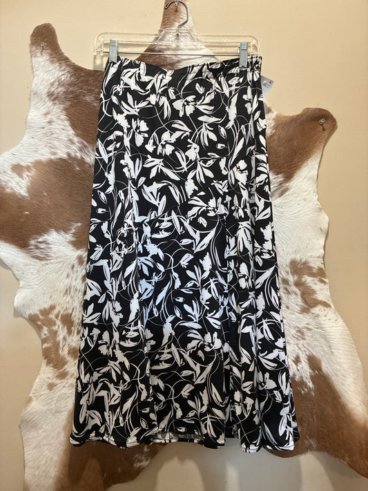 2450 Southern Lady Women's Black & White Skirt