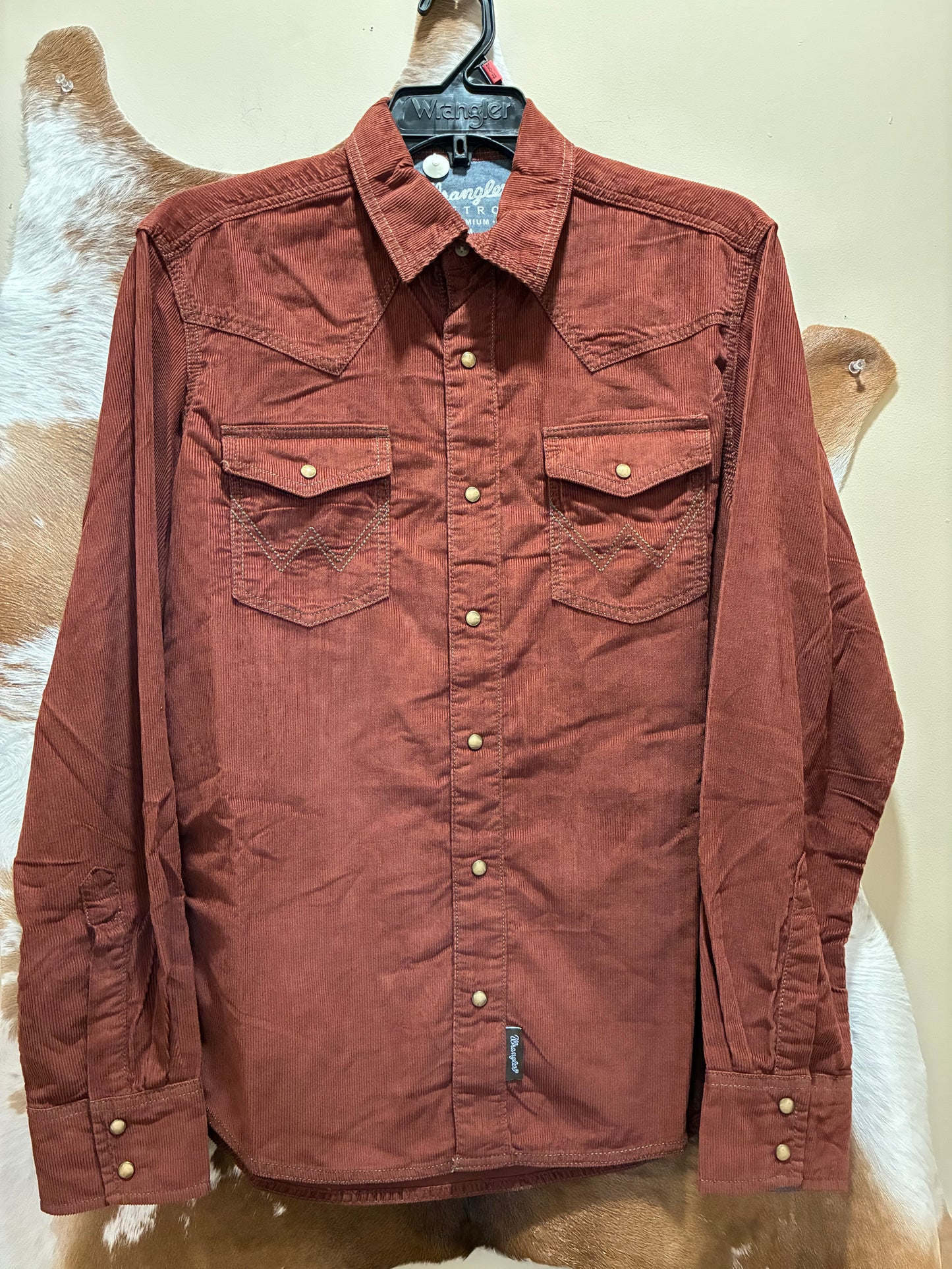 112384767 Wrangler Men's Retro Premium Long-Sleeve Corduroy Snap Shirt